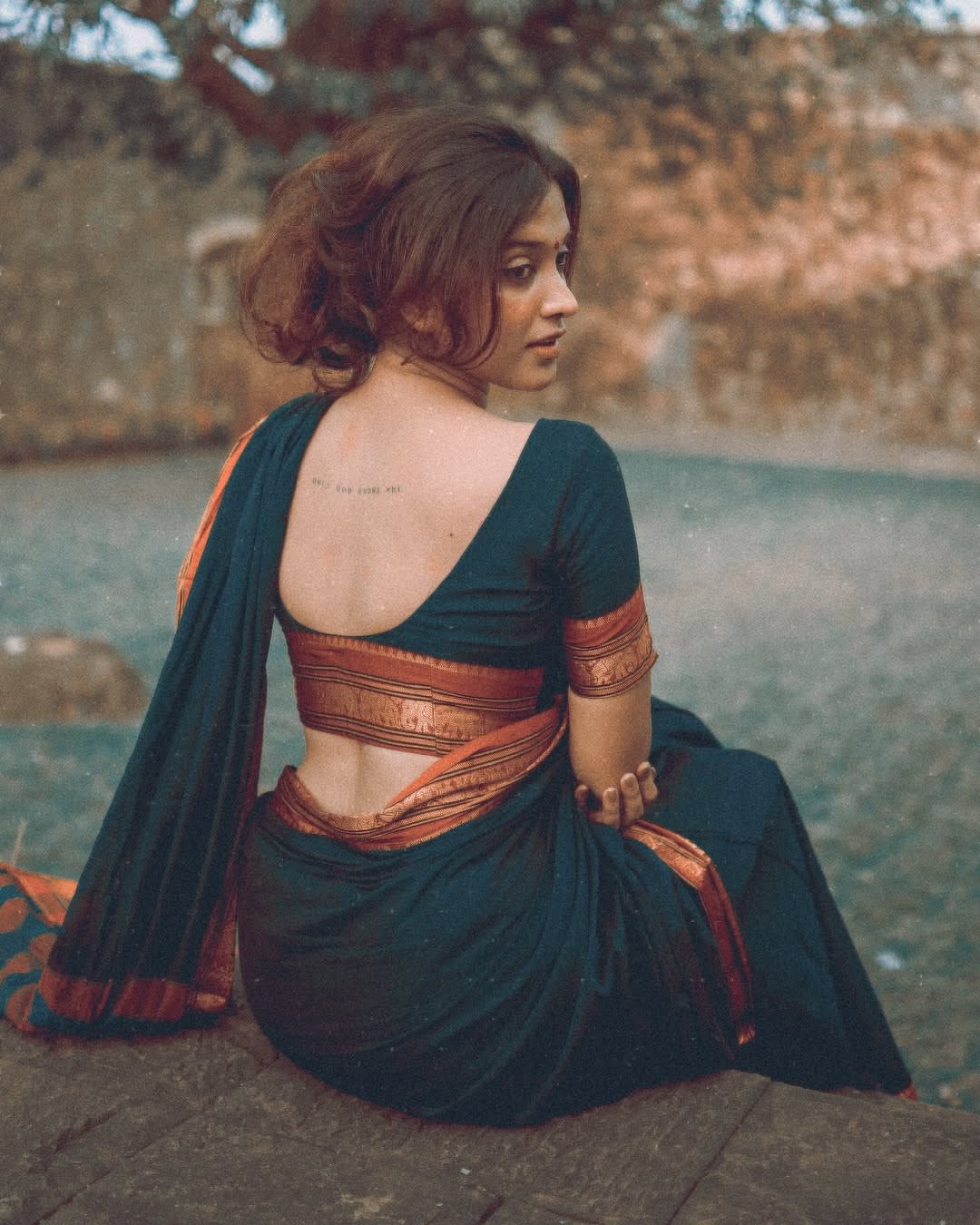 Bottle Green Narayanapet Elephant Border Pure Handloom Cotton sarees with Running blouse piece